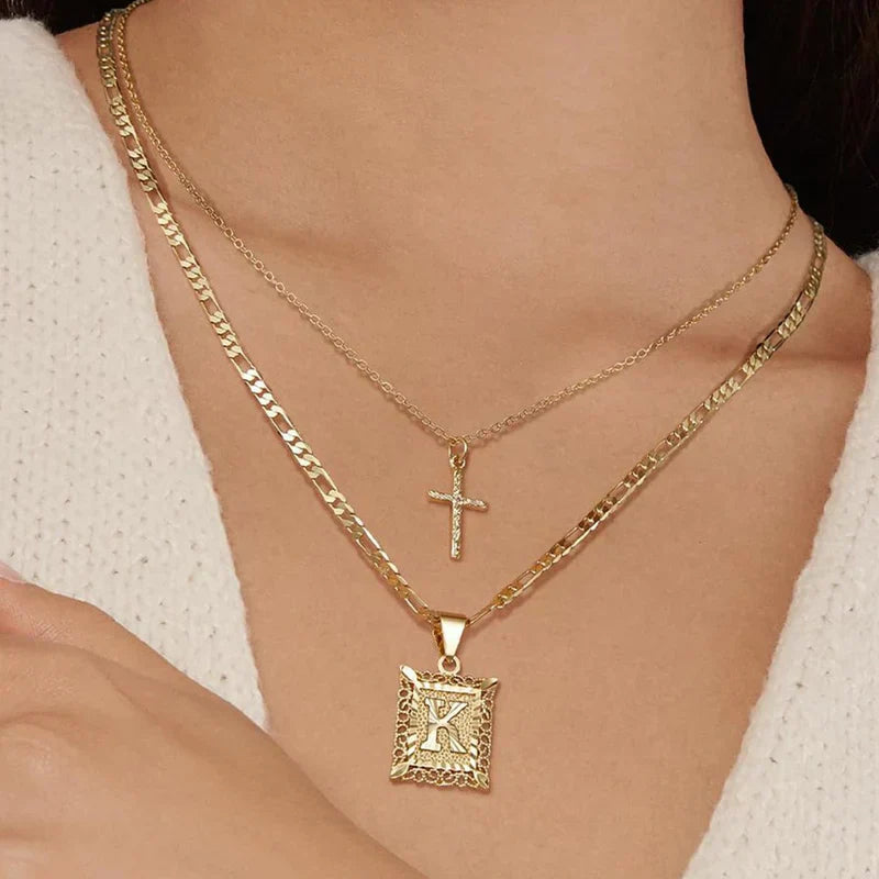 Collier avec croix et initiale | Or