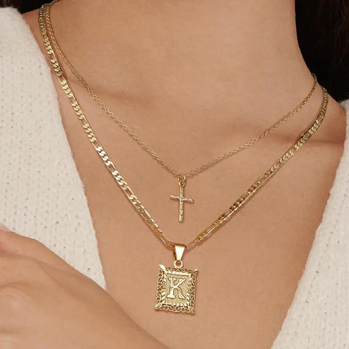 Collier avec croix et initiale | Or