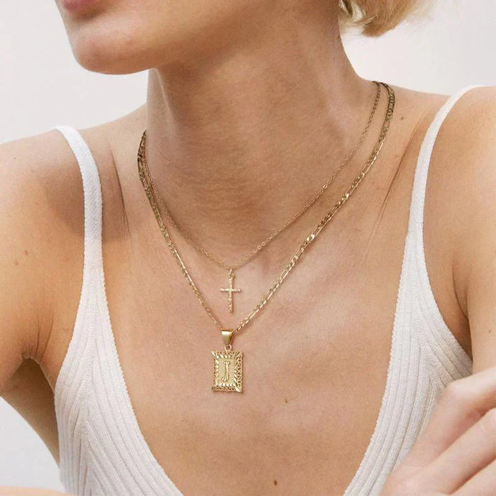 Collier avec croix et initiale | Or