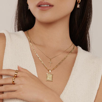 Collier avec croix et initiale | Or