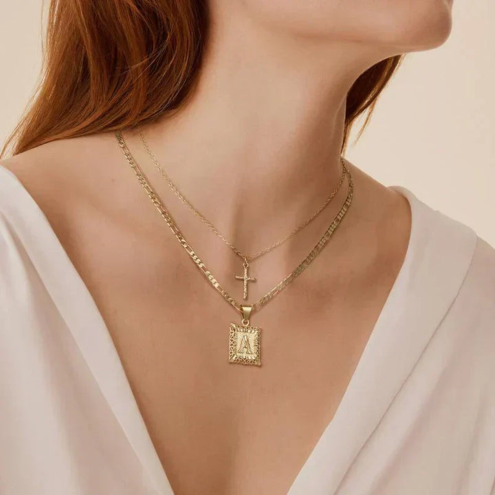 Collier avec croix et initiale | Or