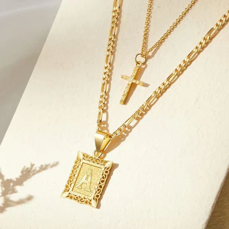 Collier avec croix et initiale | Or