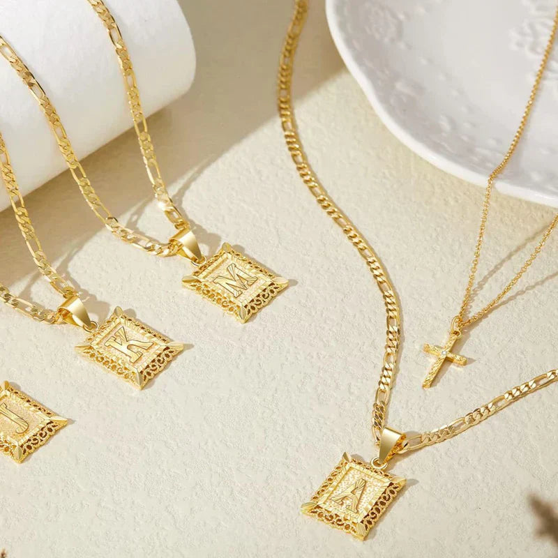 Collier avec croix et initiale | Or