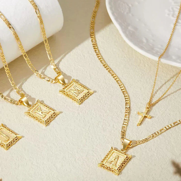 Collier avec croix et initiale | Or