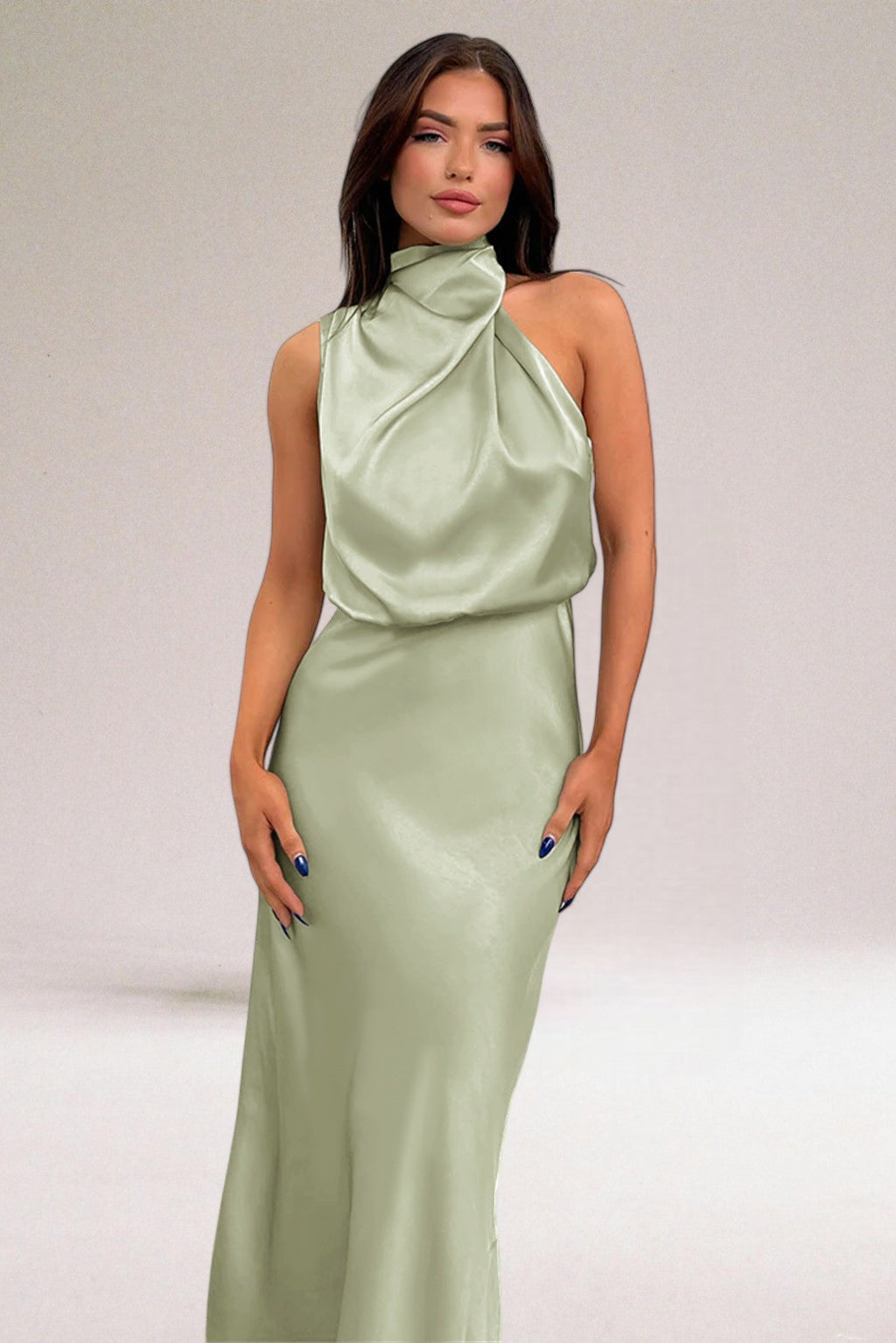 Élodie - Robe satin glamour avec décolleté halter.