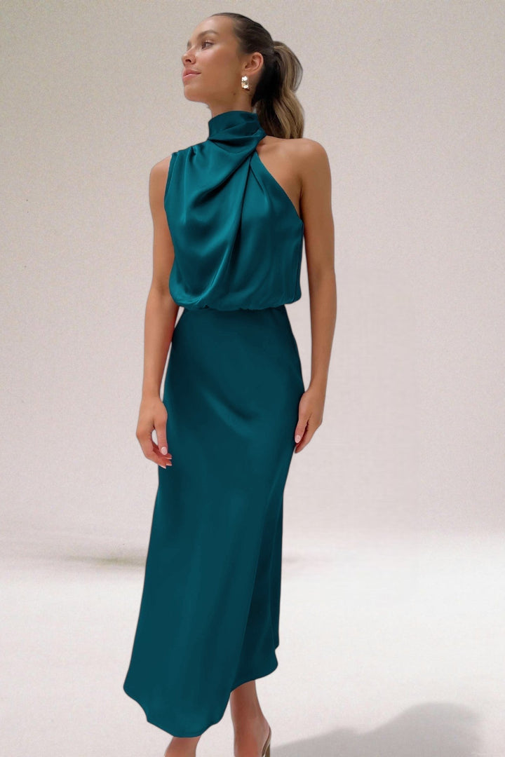 Élodie - Robe satin glamour avec décolleté halter.