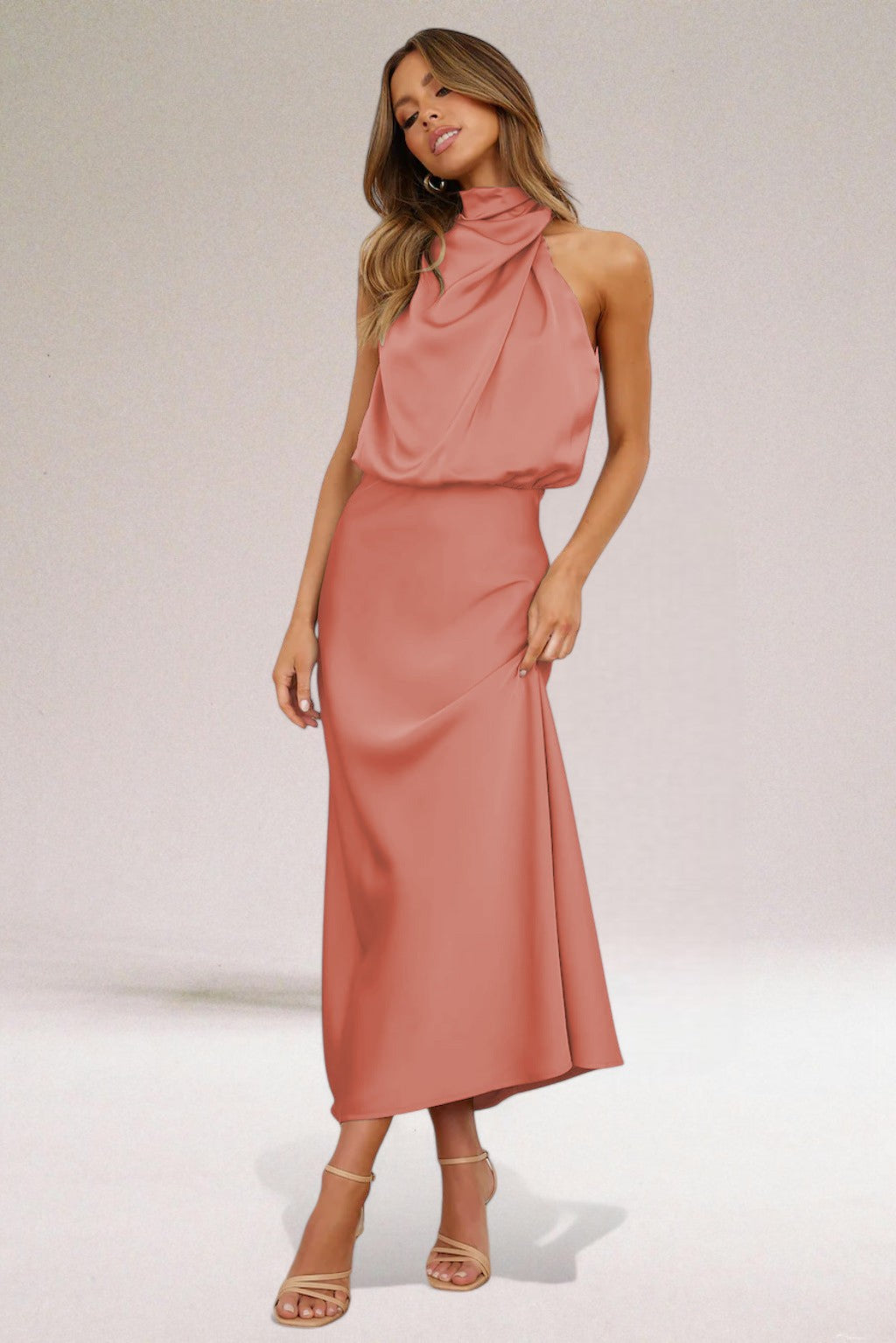 Élodie - Robe satin glamour avec décolleté halter.
