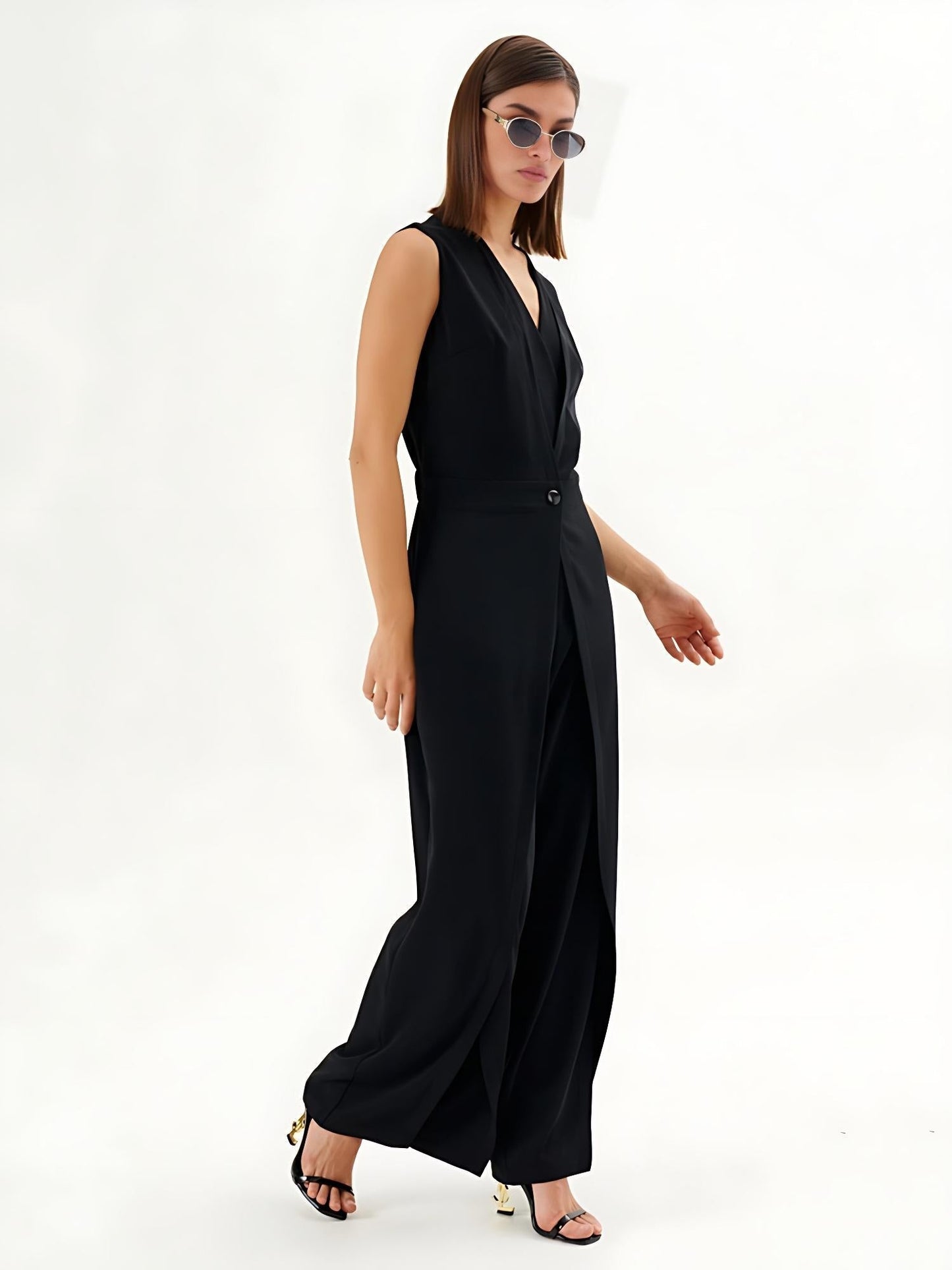 Mono noir sans manches avec effet enveloppant et jambe large