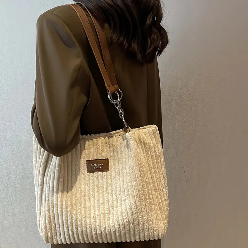 Alvhilde | Sac souple à côtes avec élégante chaîne métallique