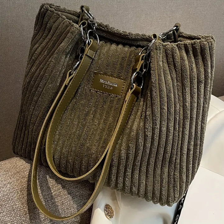 Alvhilde | Sac souple à côtes avec élégante chaîne métallique