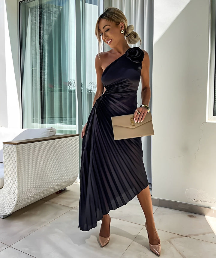 Callie - Robe élégante à plis à l'épaule avec une grande rose pour femmes