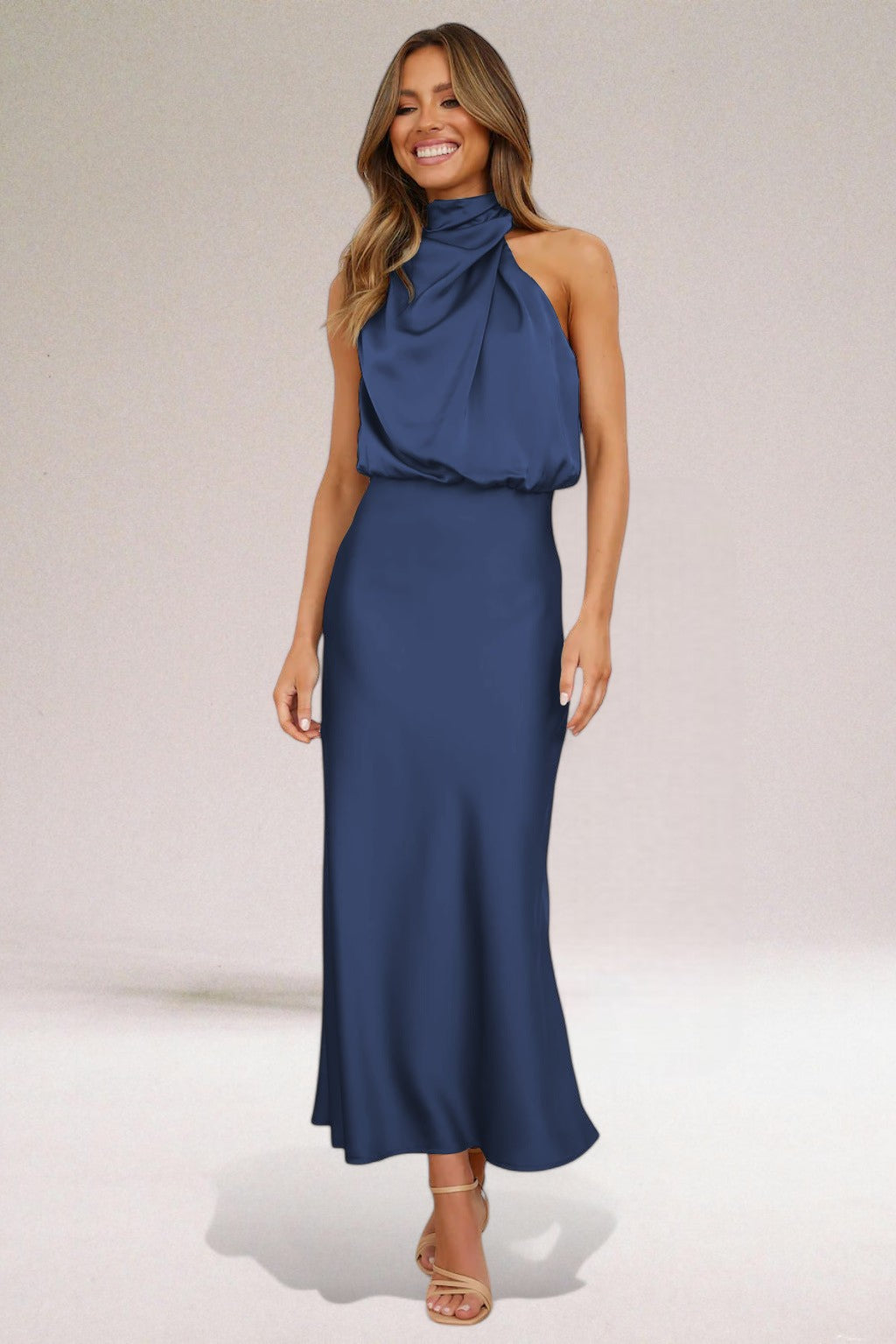 Élodie - Robe satin glamour avec décolleté halter.