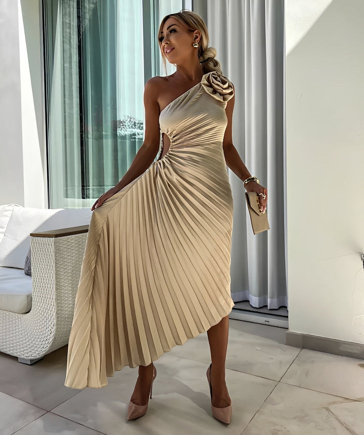 Callie - Robe élégante à plis à l'épaule avec une grande rose pour femmes