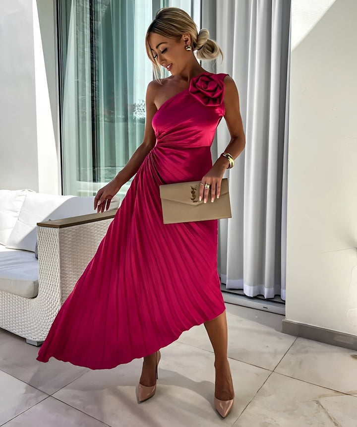 Callie - Robe élégante à plis à l'épaule avec une grande rose pour femmes