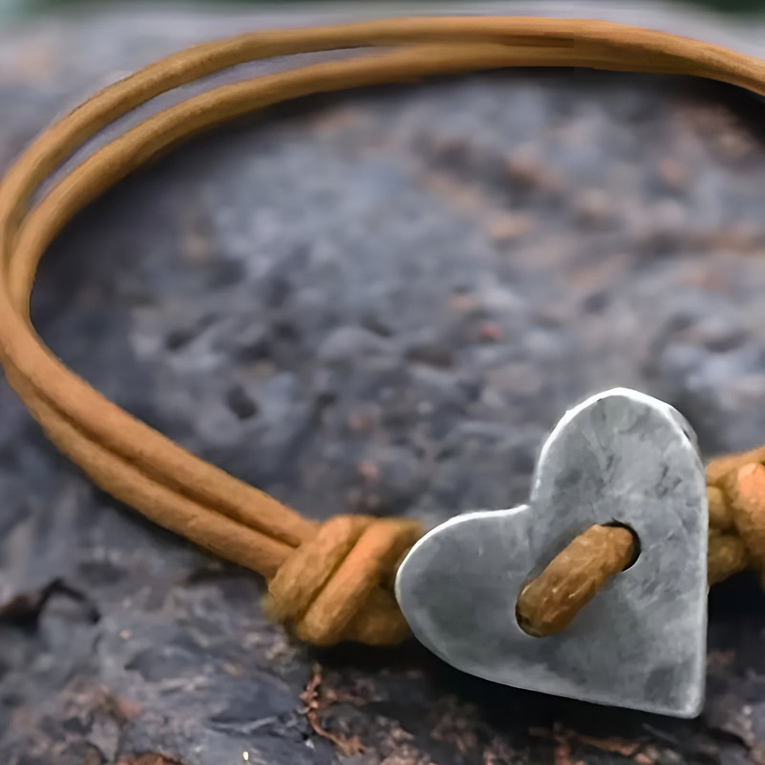 Amoura - Bracelet fait à la main avec symbole du cœur