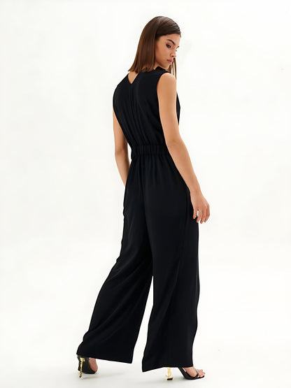 Mono noir sans manches avec effet enveloppant et jambe large