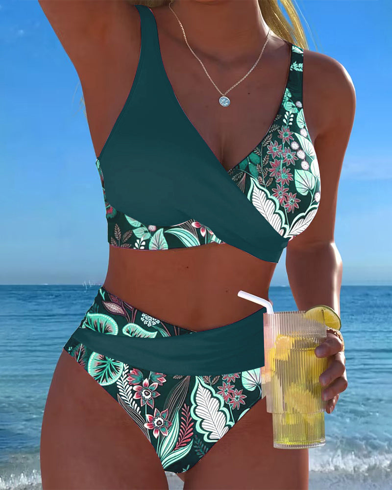Bikini avec des couleurs contrastantes et un imprimé floral