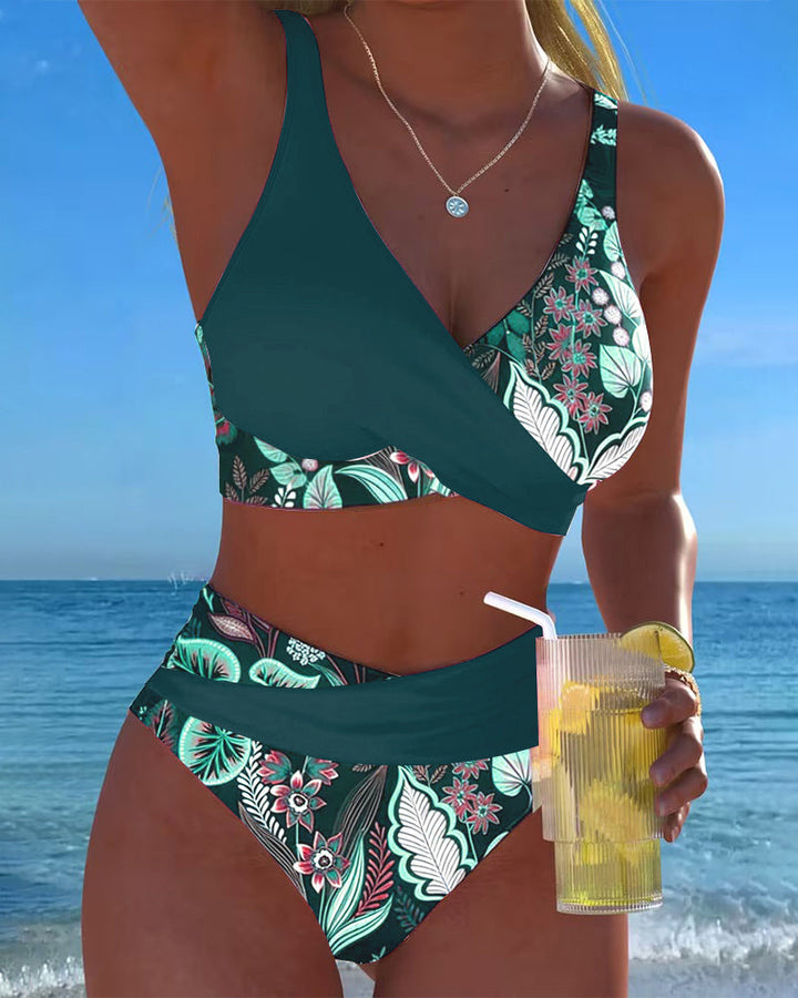 Bikini avec des couleurs contrastantes et un imprimé floral