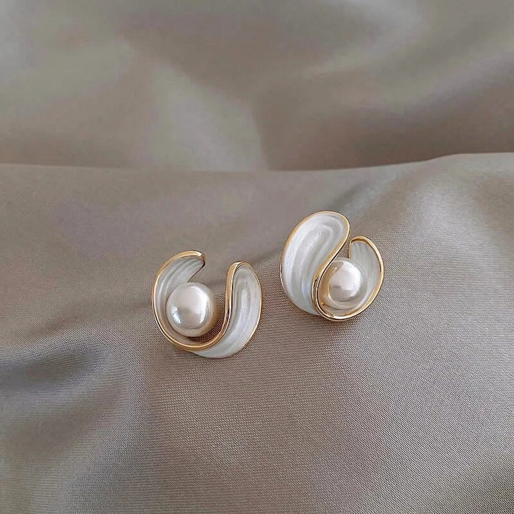 Boucles d'oreilles puces en perles dorées et émail blanc