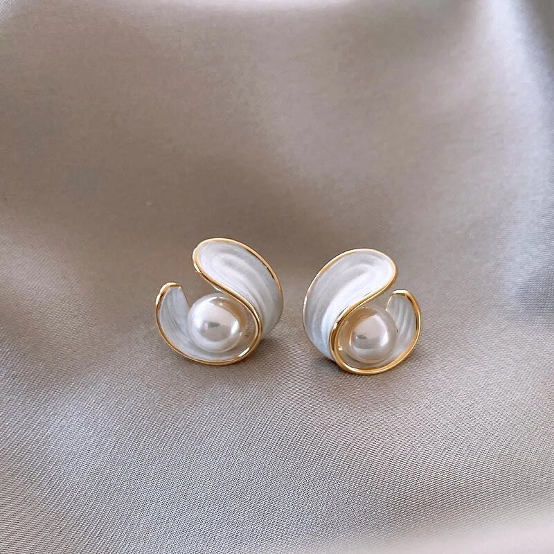 Boucles d'oreilles puces en perles dorées et émail blanc