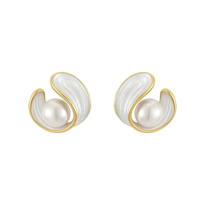 Boucles d'oreilles puces en perles dorées et émail blanc