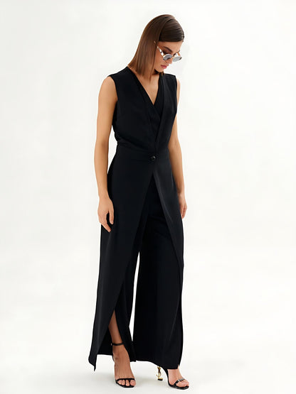 Mono noir sans manches avec effet enveloppant et jambe large