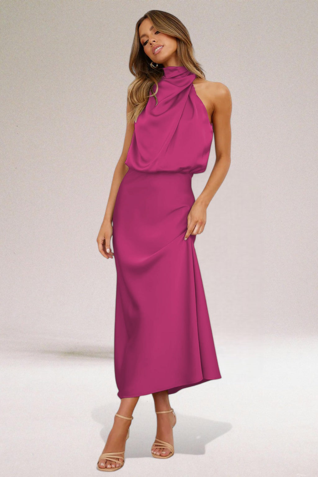 Élodie - Robe satin glamour avec décolleté halter.