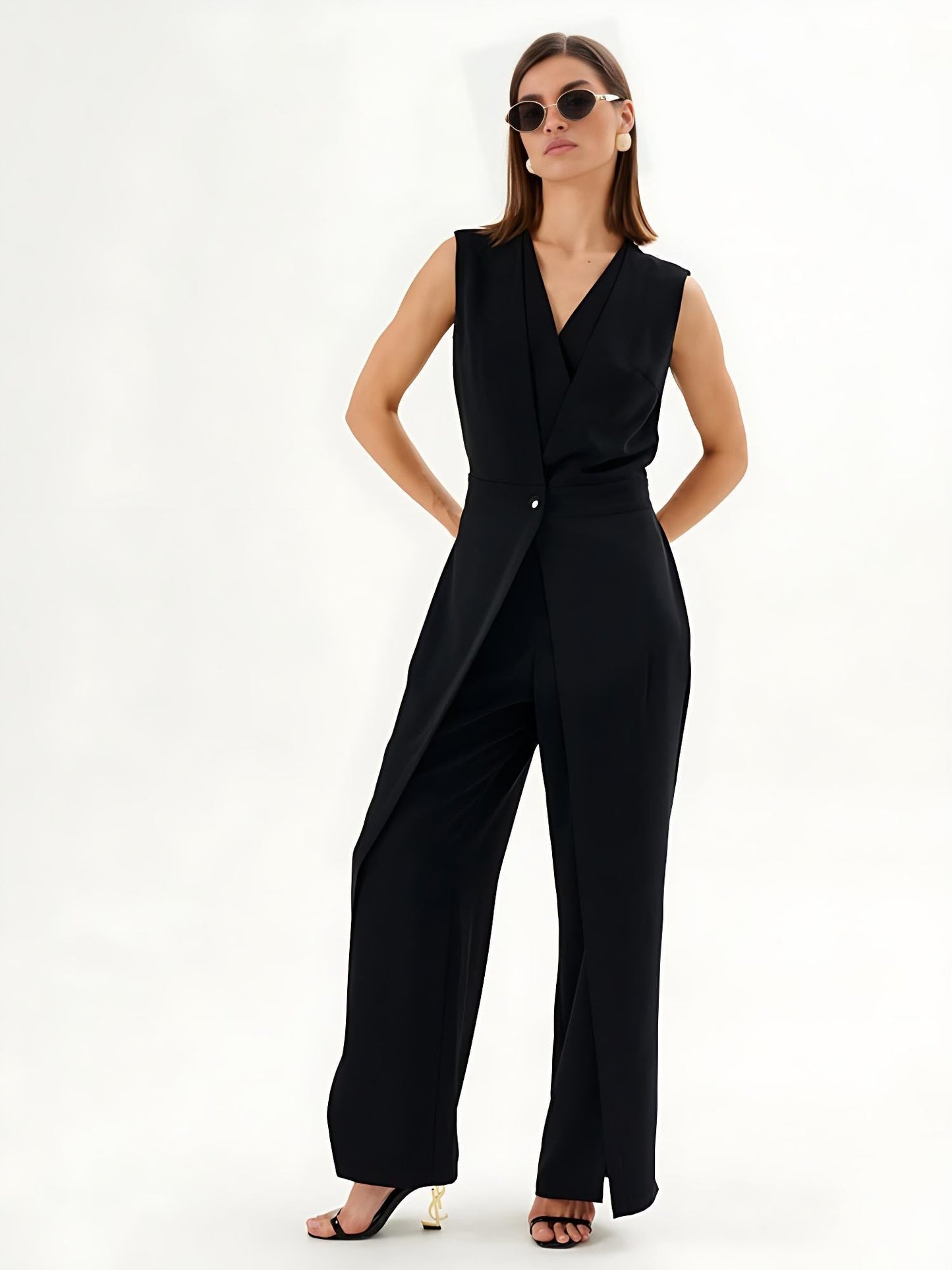 Mono noir sans manches avec effet enveloppant et jambe large