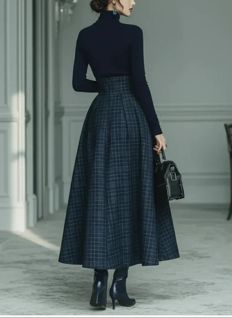 Ensemble de Haut à Col Montant Élastique Bleu Foncé et Jupe à Carreaux