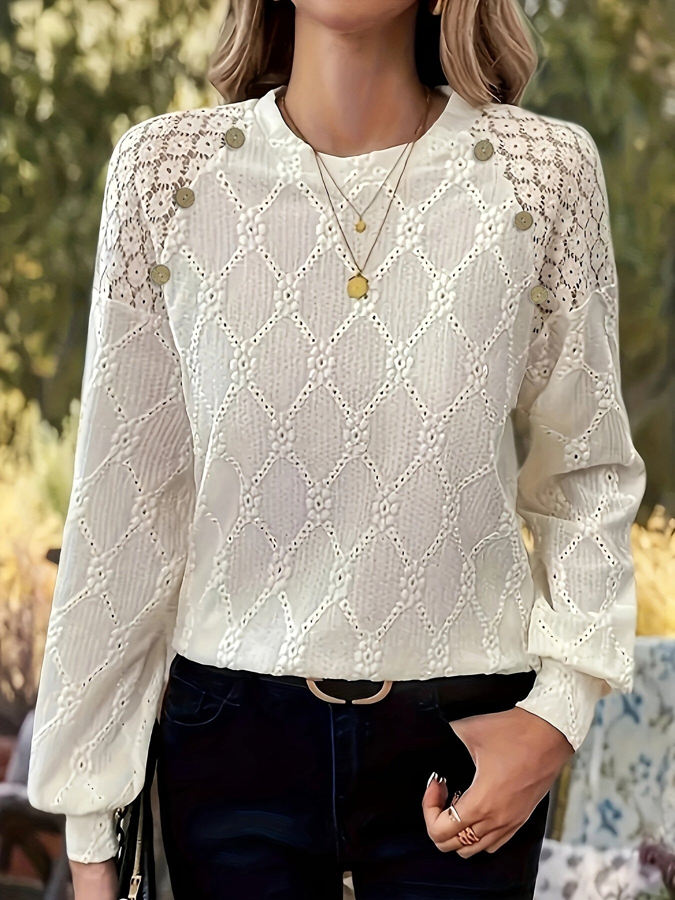 Ivy – Blouse avec Détails de Boutons en Oeillet