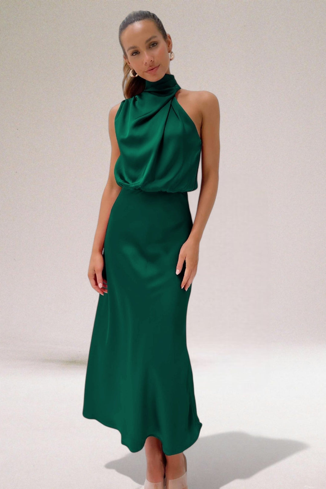 Élodie - Robe satin glamour avec décolleté halter.