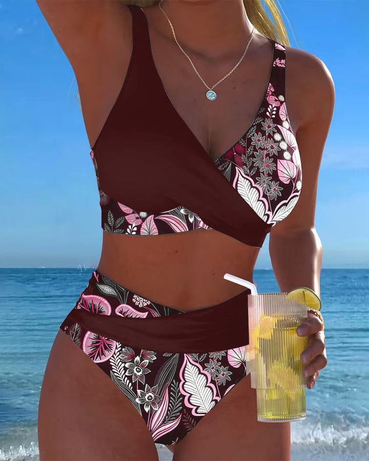 Bikini avec des couleurs contrastantes et un imprimé floral