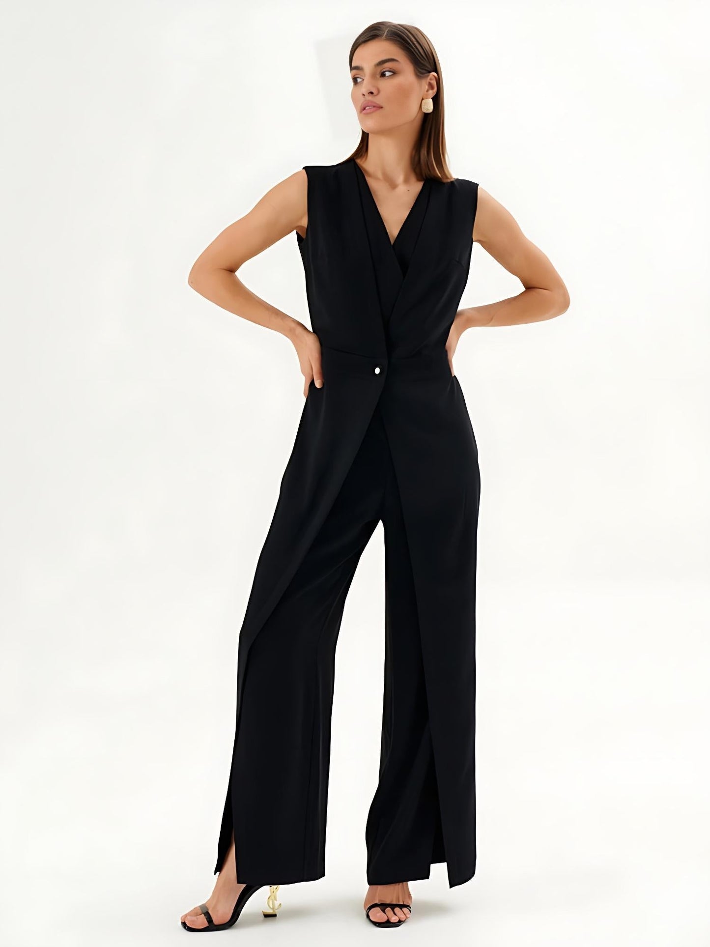 Mono noir sans manches avec effet enveloppant et jambe large