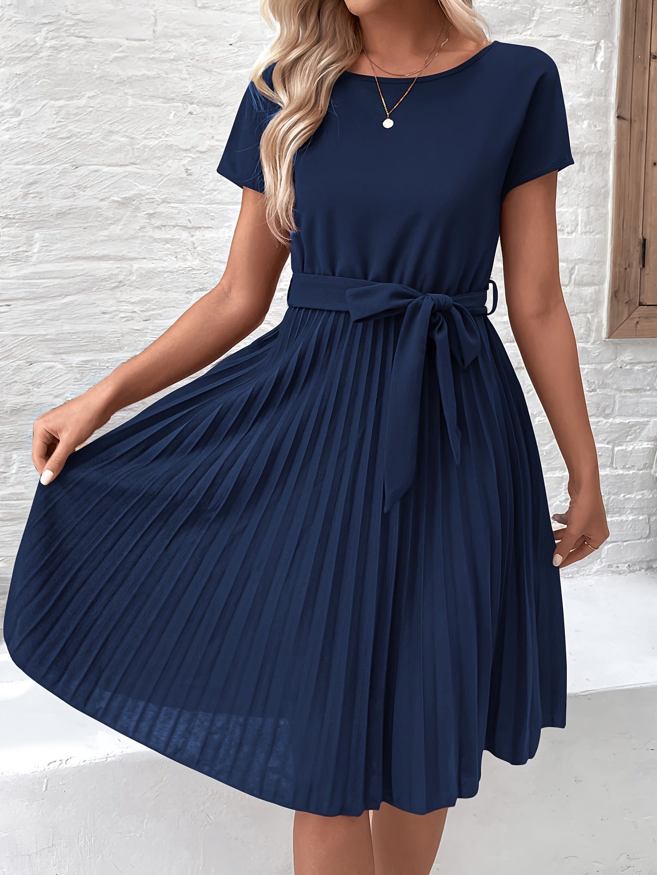 Filou | Robe Élégante À Col Rond Avec Ceinture Pour Femmes | Midi