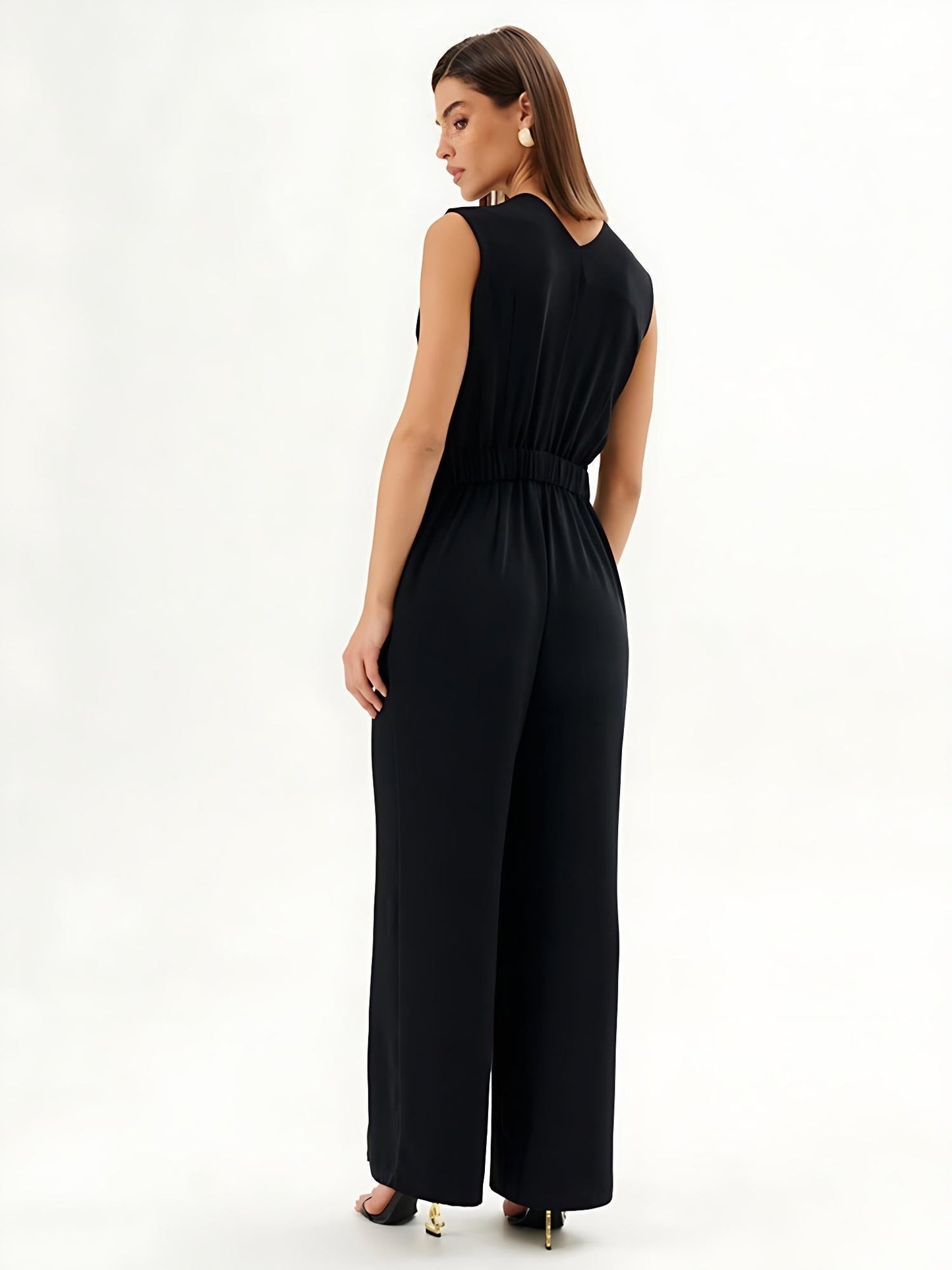 Mono noir sans manches avec effet enveloppant et jambe large