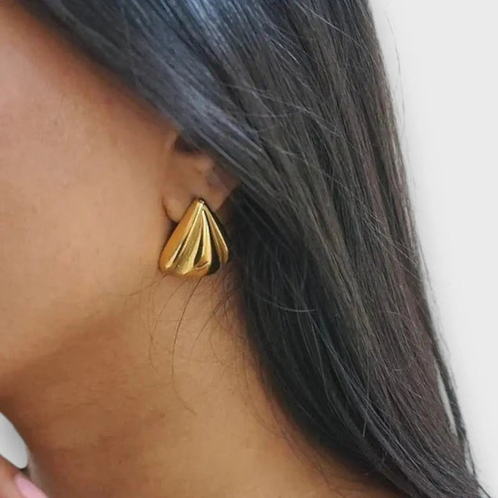 Nuna – Boucles d'oreilles dorées au caractère sculptural