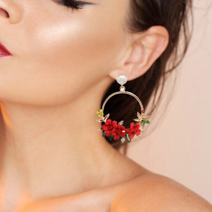 Boucles d'oreilles élégantes en or avec fleurs et perles