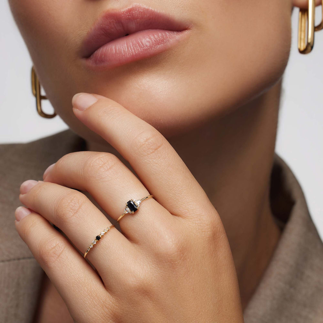 Bague avec une spinelle noire en taille baguette
