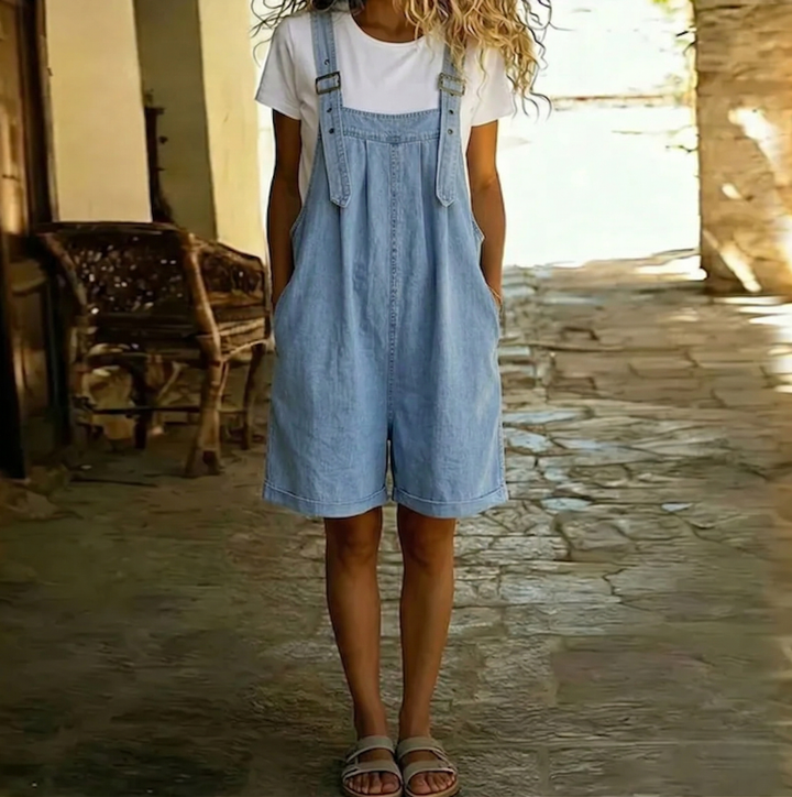 Clara | Salopette courte en denim bleu clair au fini vintage délavé