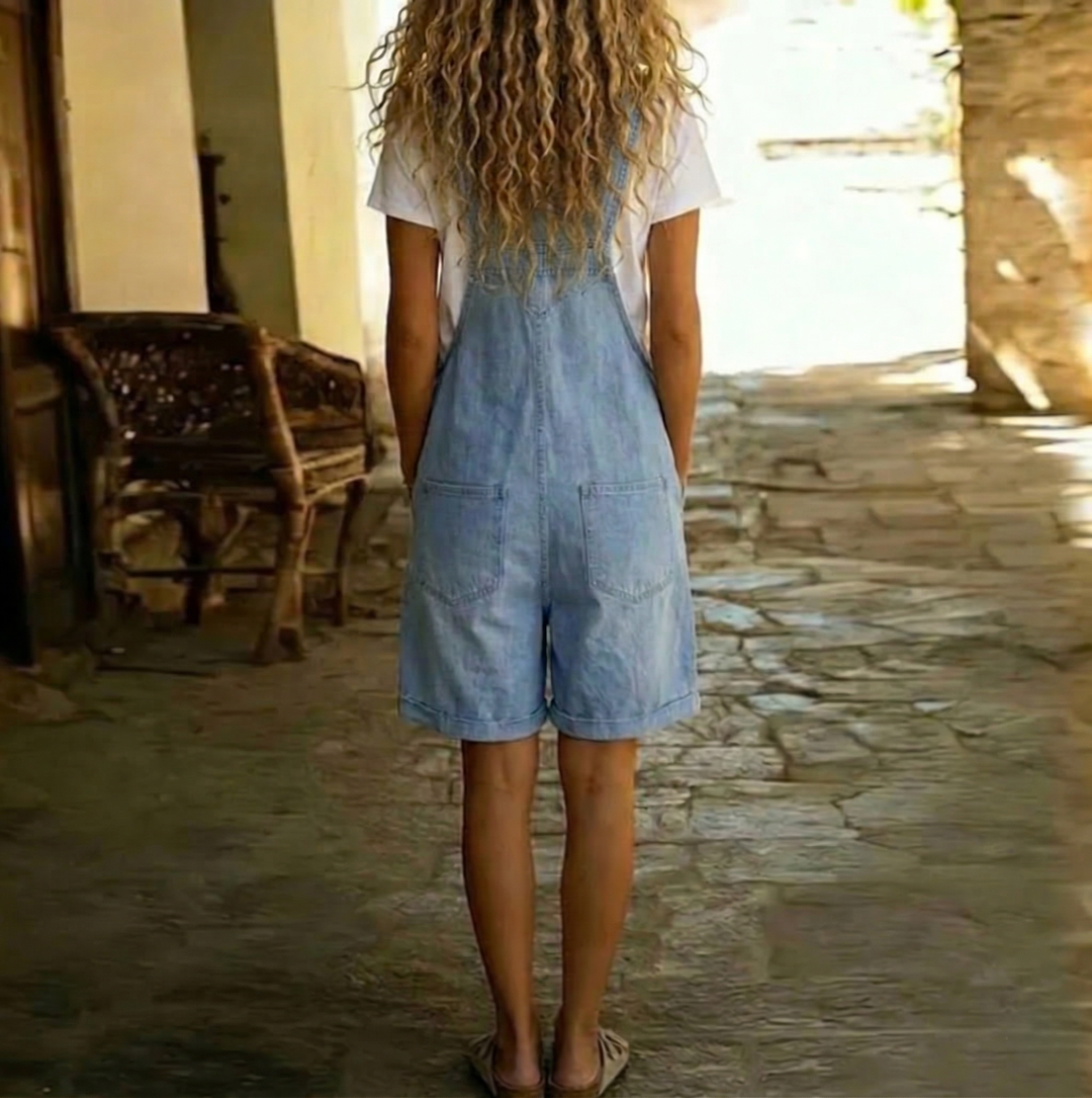 Clara | Salopette courte en denim bleu clair au fini vintage délavé