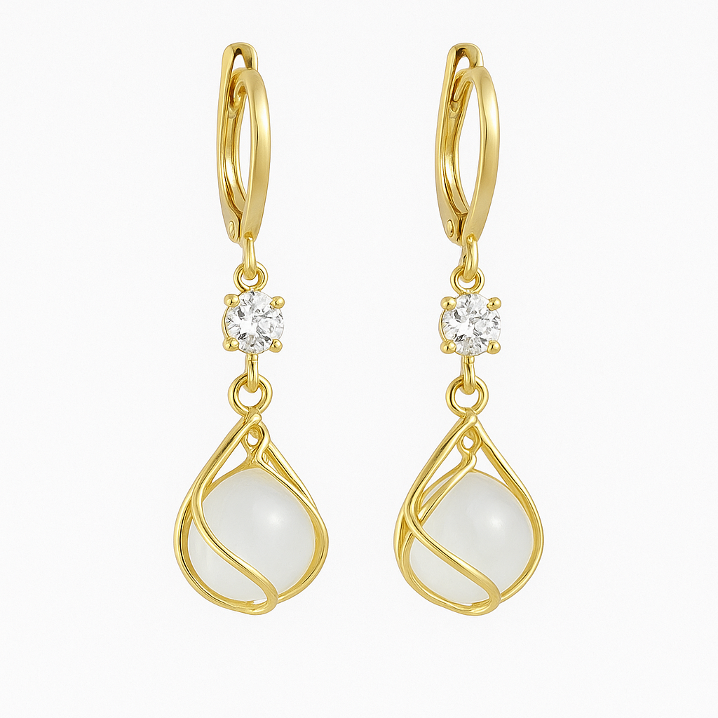 Boucles d'oreilles pendantes en opale blanche enroulées de fil doré
