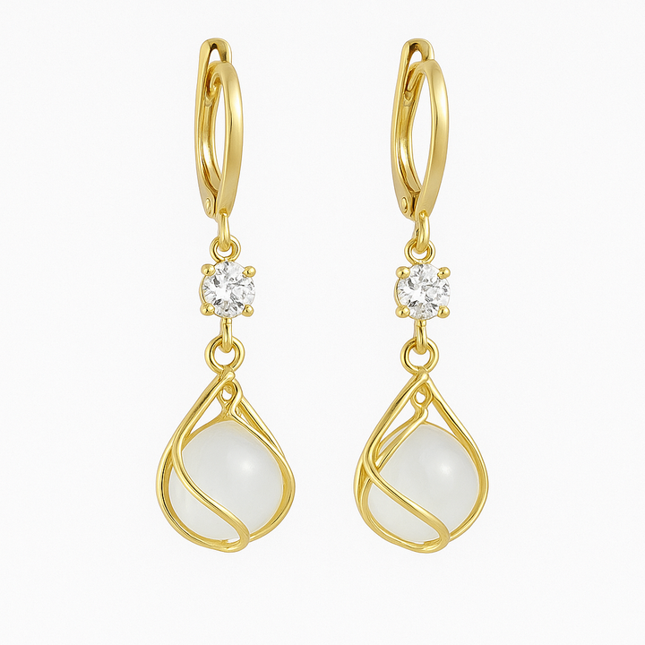 Boucles d'oreilles pendantes en opale blanche enroulées de fil doré
