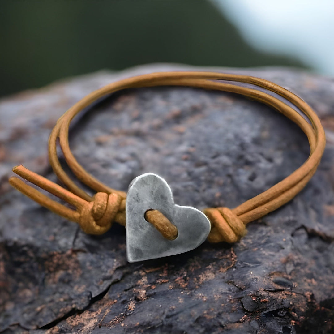 Amoura - Bracelet fait à la main avec symbole du cœur