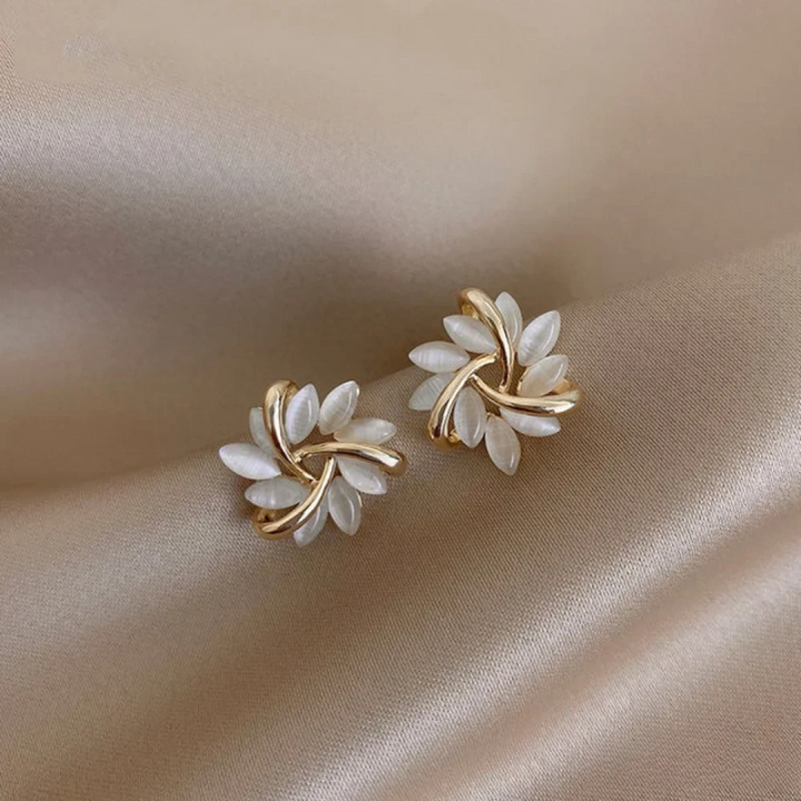 Boucles d'oreilles en or avec pétales d'opale exquise et élégante