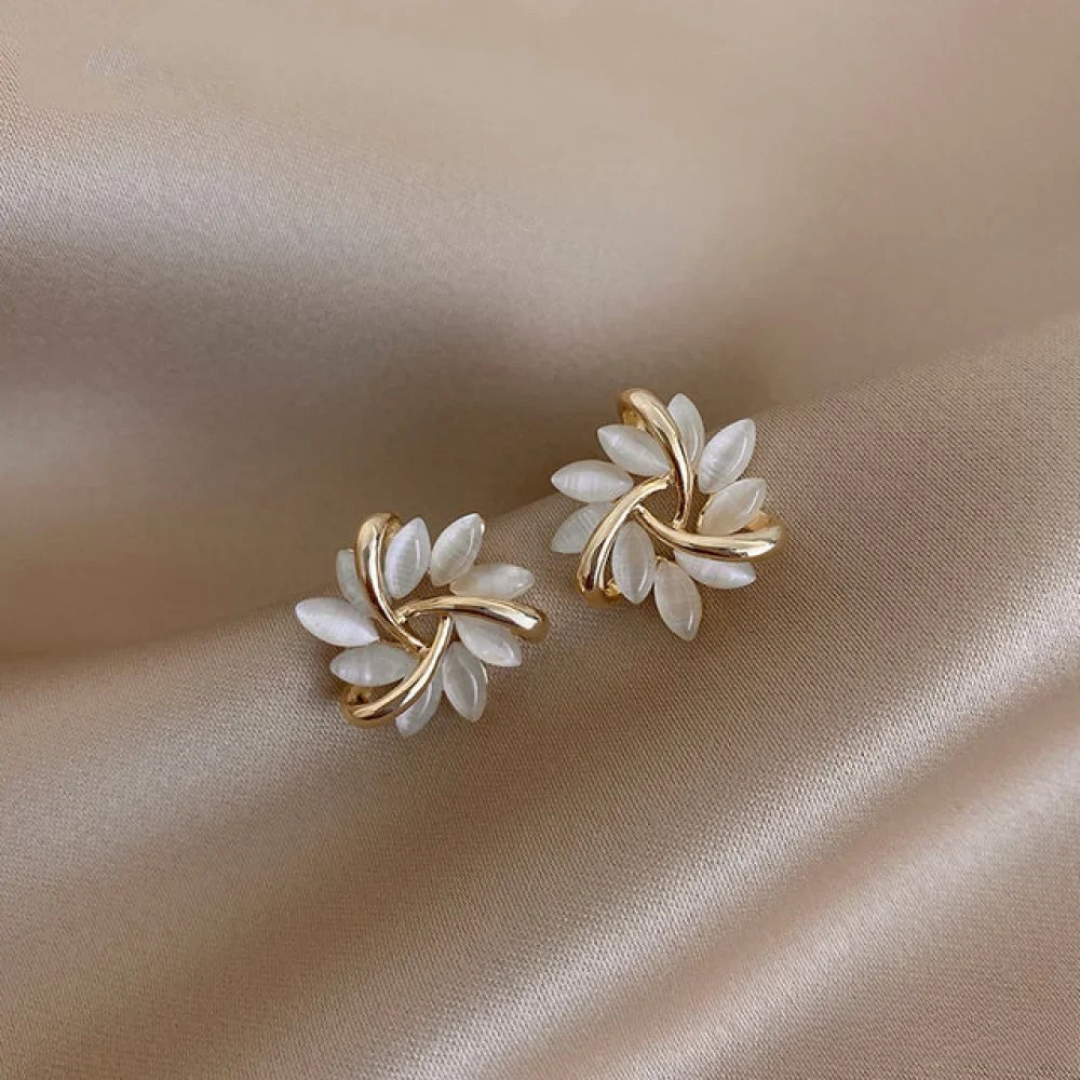 Boucles d'oreilles clous en or avec pétales d'opale exquise et élégante