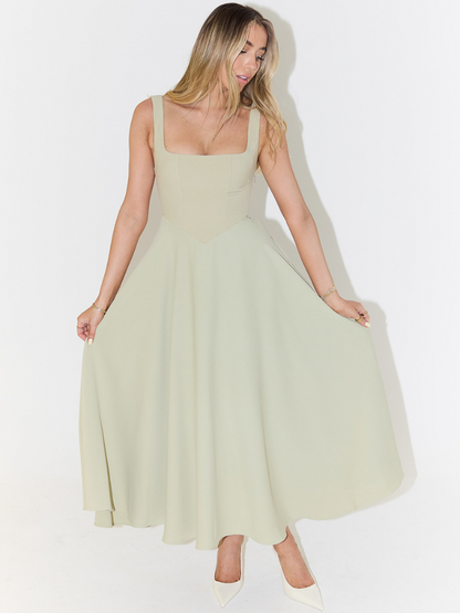 Robe Midi Élégante avec Décolleté Carré - Coupe Flatteuse Intemporelle
