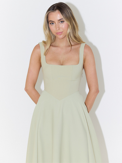 Robe Midi Élégante avec Décolleté Carré - Coupe Flatteuse Intemporelle