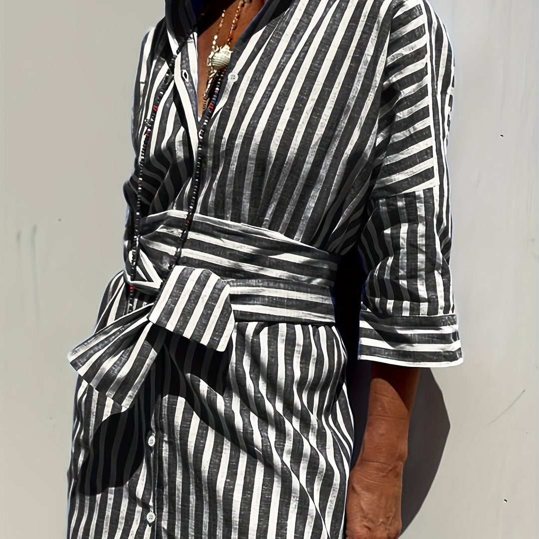 CHRISTINE | ROBE À IMPRIMÉ RAYÉ AVEC FERMETURE À BOUTONS ET CEINTURE