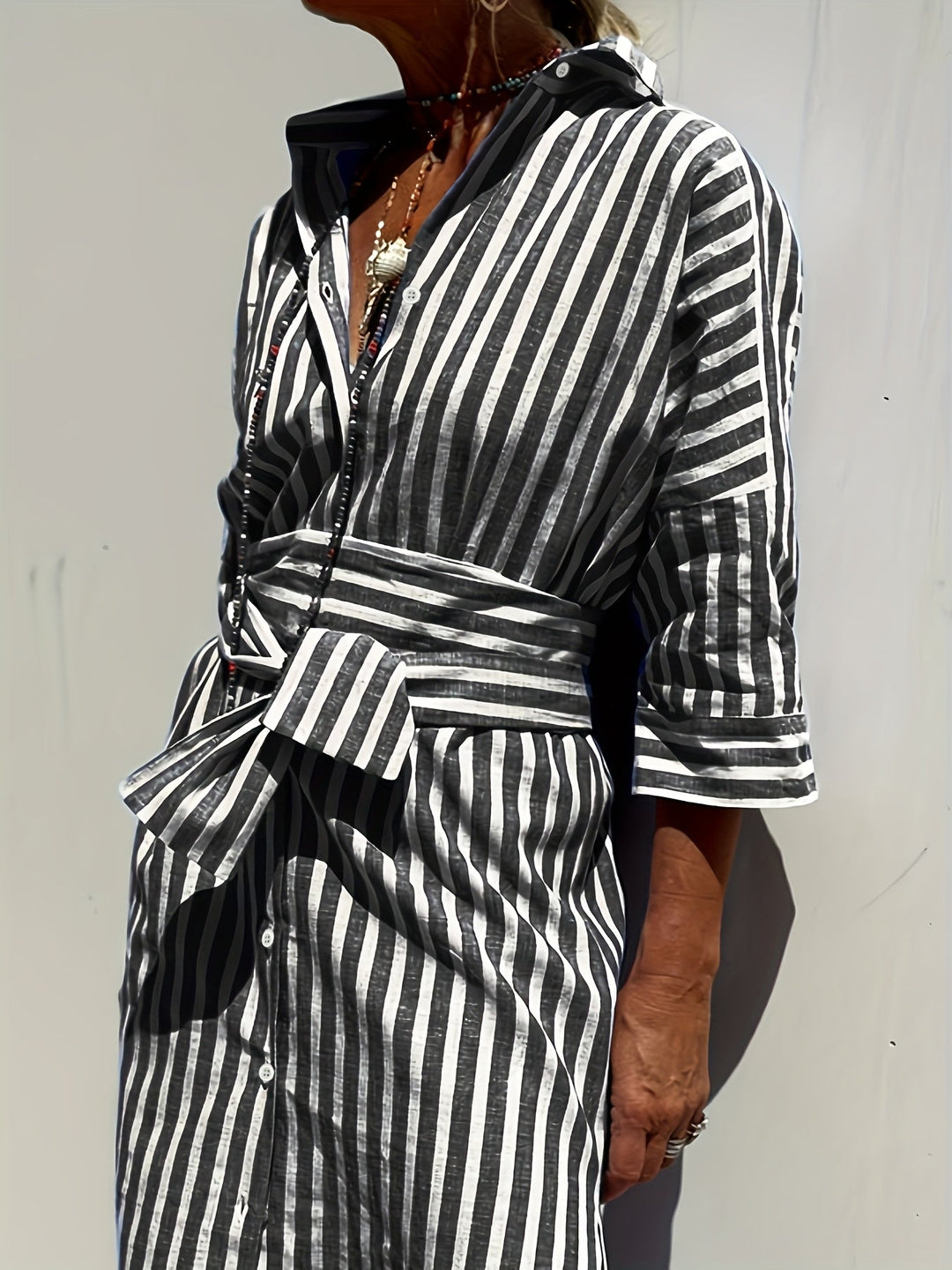 CHRISTINE | ROBE À IMPRIMÉ RAYÉ AVEC FERMETURE À BOUTONS ET CEINTURE