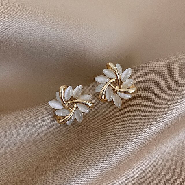 Boucles d'oreilles de luxe en opale blanche dans l'or
